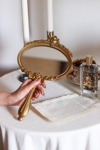 مرآة ذهبية بمسكة ڤيكتوريه