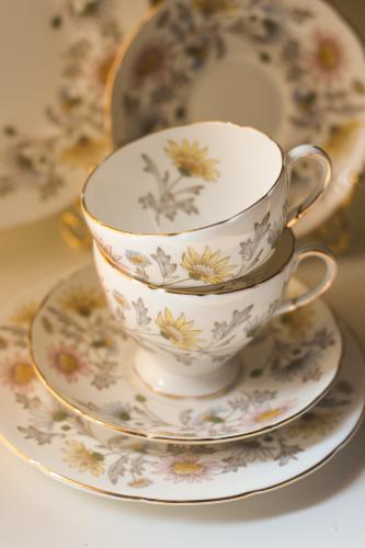 طقم شاي ثلاثي من Foley & Coalport