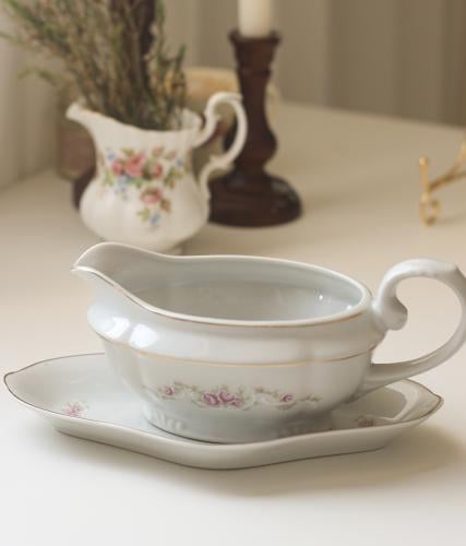 إناء تقديم مع طبق مُزين بإكليل من الازهار