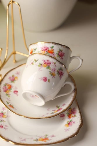 طقم أنتيك من رويال ألبرت بتصميم ديتسي روز