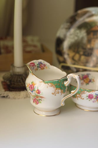 وعاء زبدة او سكر و إناء الحليب