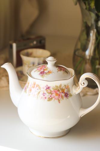 إبريق شاي أنتيك من Colclough Bone China بنمط Waysi...