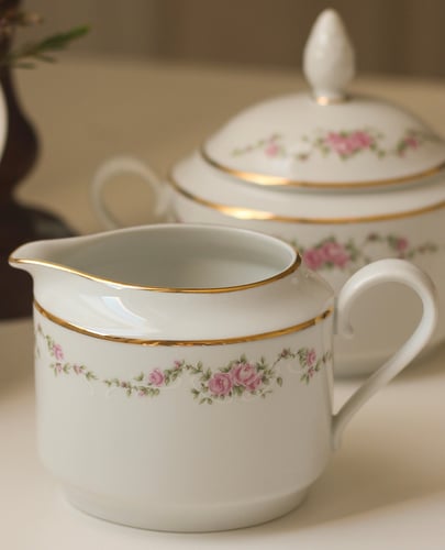 كريمر بإكليل زهور رقيق