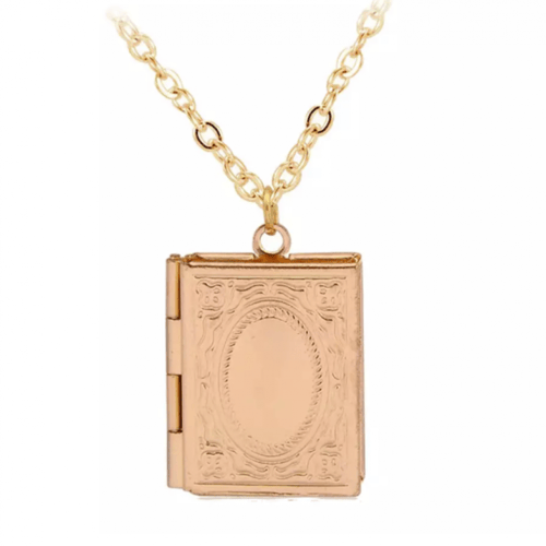 قلادة بشكل كتاب