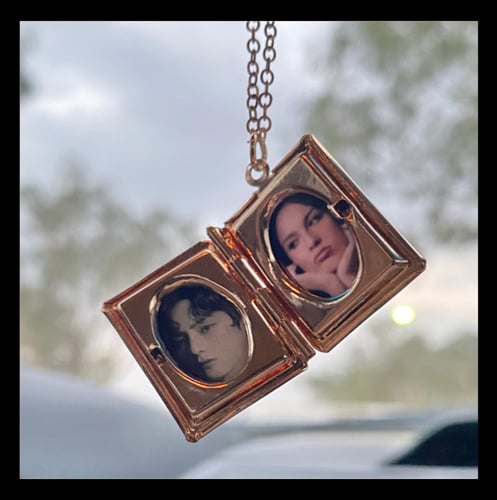 قلادة بشكل كتاب