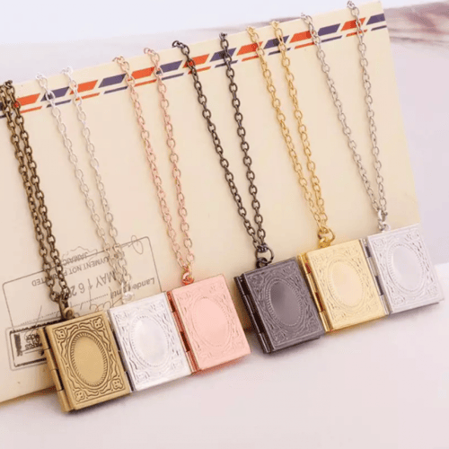 قلادة بشكل كتاب