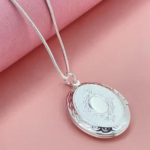 قلادة الفضة تصميم عتيق