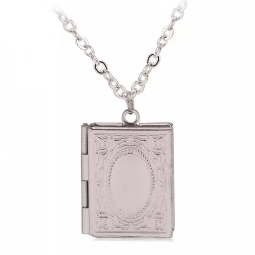 قلادة بشكل كتاب