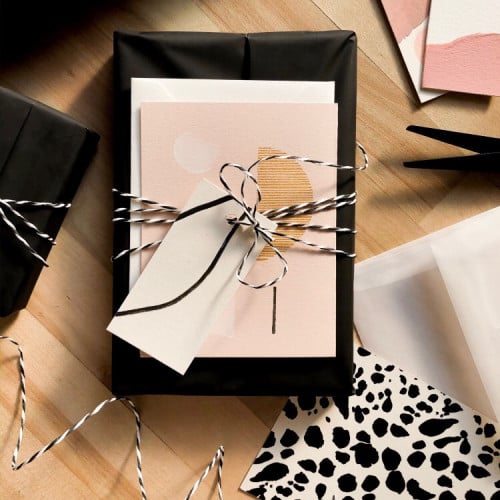 تغليف هدايا مع شريطة وتاق مميز