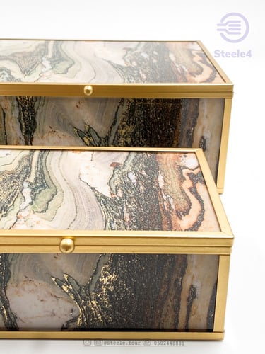 صندوق مصنوع من الزجاج وحواف معدنيه ذهبيه(رمادي+ابي...