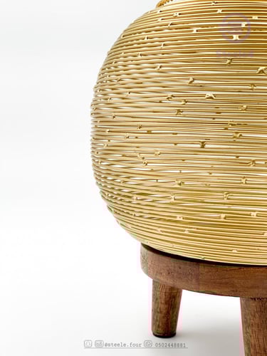 شمعدان ذهبي مصنوع من المعدن دائري الشكل له قاعده م...