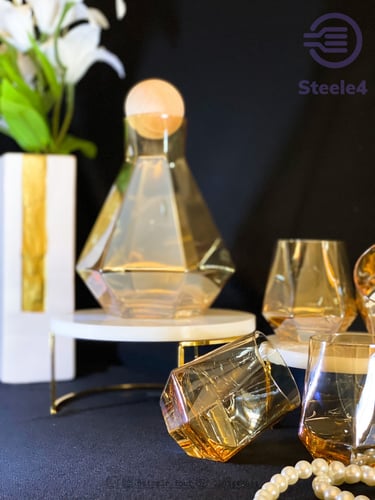 طقم جيك زجاجي ذهبي بغطاء كورة خشبية واربع اكواب