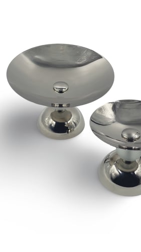 وعاء معدني كبير بقاعده بلوريه مميزه