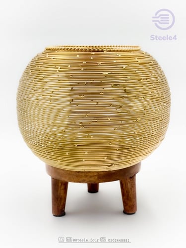 شمعدان ذهبي مصنوع من المعدن دائري الشكل له قاعده م...