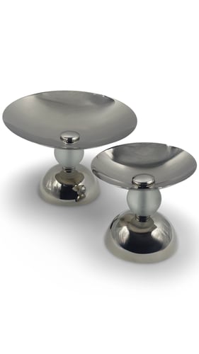 وعاء معدني كبير بقاعده بلوريه مميزه