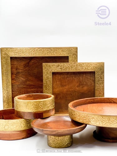 حامل كيك خشبي مزخرف بنقوش الاحرف العربية