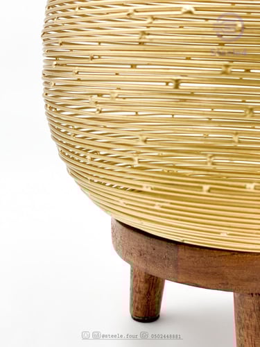 شمعدان ذهبي مصنوع من المعدن دائري الشكل له قاعده م...