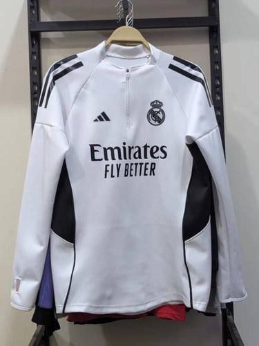 سويتر ريال مدريد الأبيض الشتوي الجديد