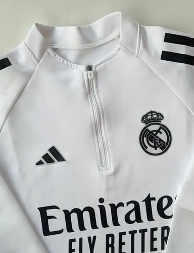 سويتر ريال مدريد الأبيض الشتوي الجديد