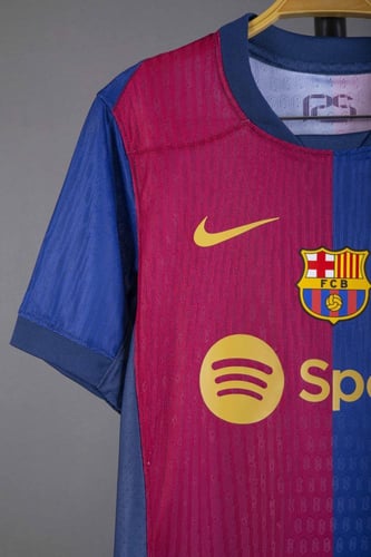 تيشيرت برشلونة الاساسي 2025 - التصميم الرسمي بجودة...