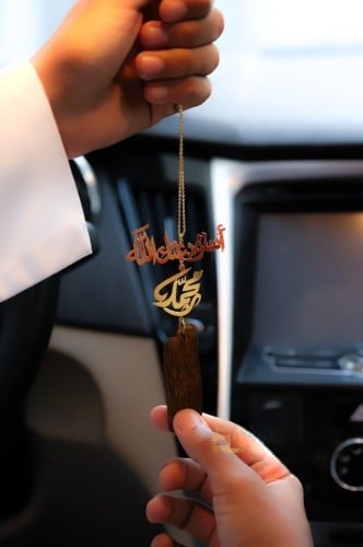 تعليقة سياره لون ذهبي