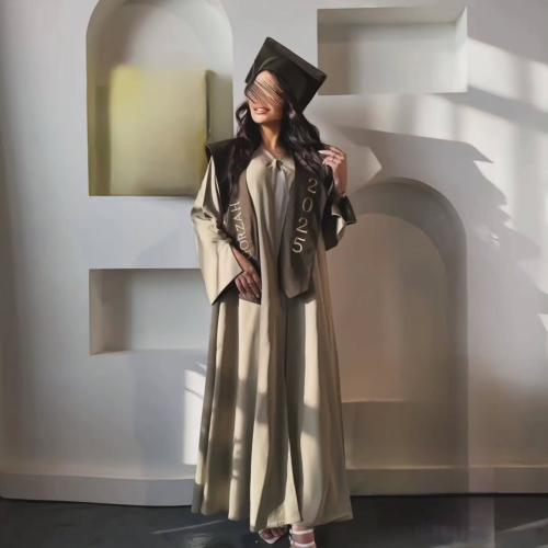 عباية تخرج 2025 بتصميم عصري