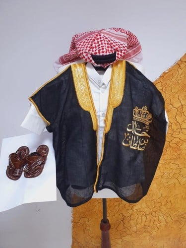 طقم يوم التأسيس ولادي مكون من بشت باللون الاسود مع...