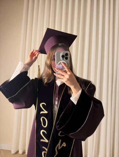 عبايه تخرج ليلكي 2026 انيقة بوشاح وقبعة ليلكي غامق