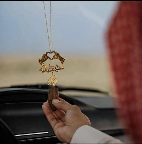 تعليقة سياره مع كتابه الاسم