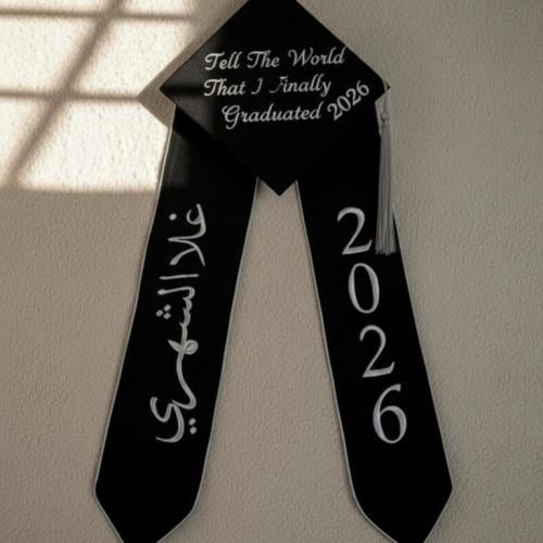 طقم وشاح مع قبعة تخرج 2026 | تطريز حسب الطلب