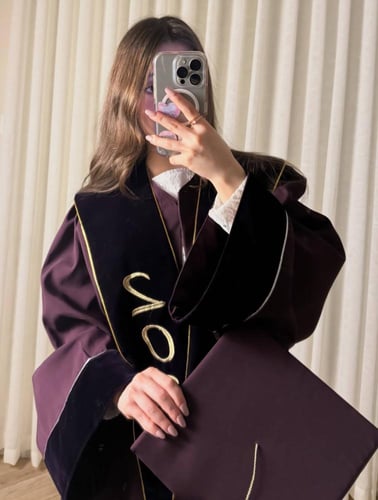 عبايه تخرج ليلكي 2026 انيقة بوشاح وقبعة ليلكي غامق