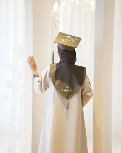 عبايات تخرج 2025 مطرزة بالاسم