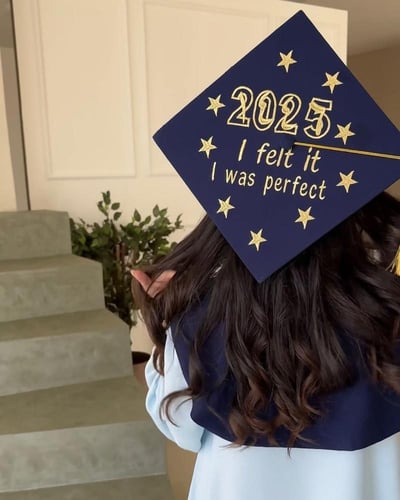 روب تخرج فاخر 2025 بتصميم ملكي