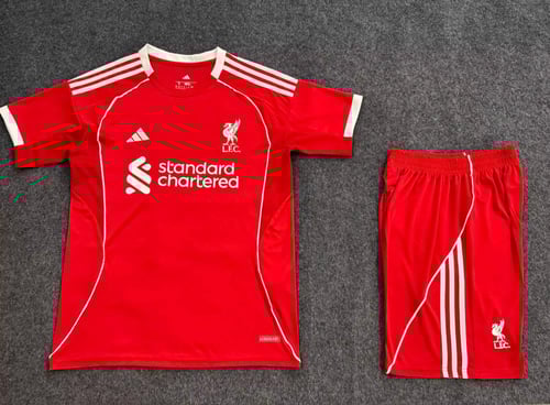 تيشيرت ليفربول الجديد 2025/2026 لون أحمر