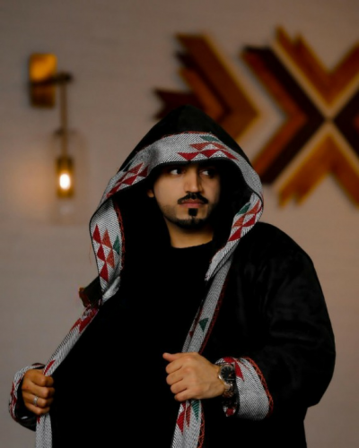 فروه باطراف سدو لون أسود