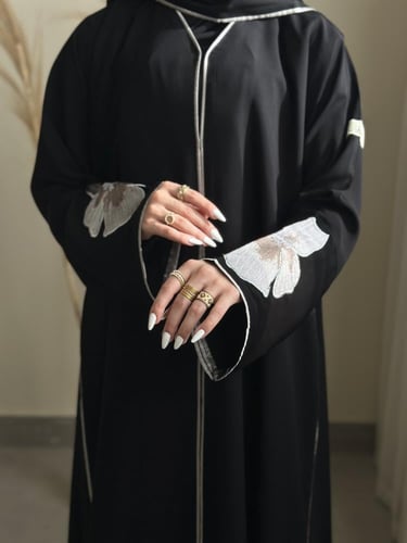 عباية ورد رمادي