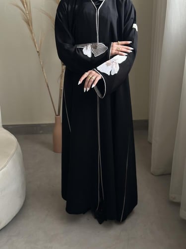 عباية ورد رمادي