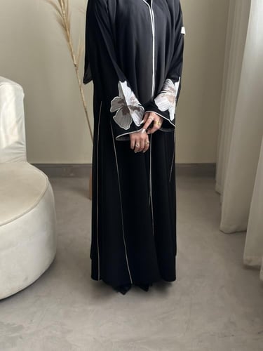 عباية ورد رمادي