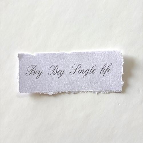 ورق قطن بعبارة Bey Bey Single life