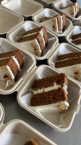 كيكة الجزر - بالقطع