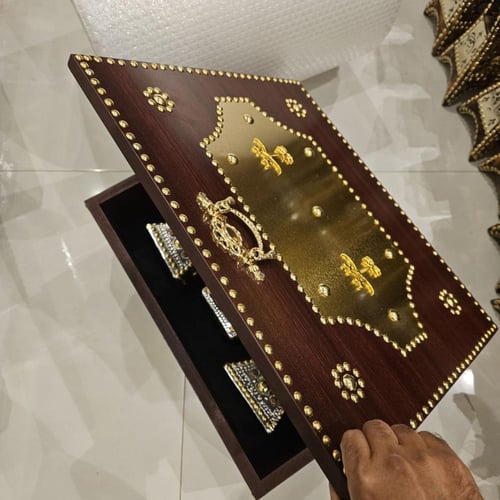 طقم إهداء مبخرتين وعلبة للعود وصندوق بطانة سوداء ش...