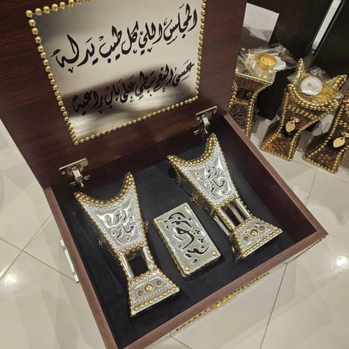 طقم إهداء مبخرتين وعلبة للعود وصندوق بطانة سوداء ش...