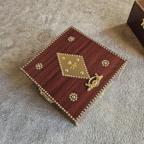 طقم إهداء مبخرين في صندوق بطانة سوداء شامل التوصيل