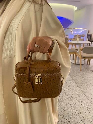 شنطة مربعة بجلد منقط