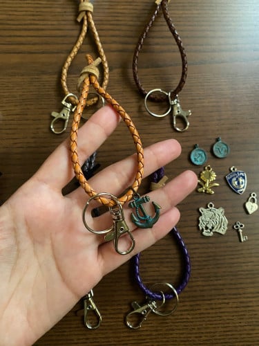 ميداليه من الجلد بولو