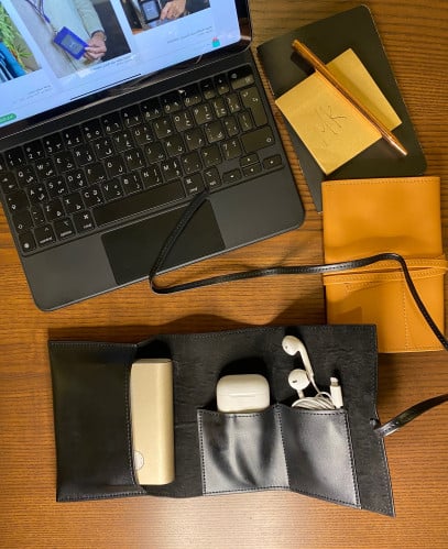 حافظه جلدية ( لسماعه/ اسلاك/ شاحن)