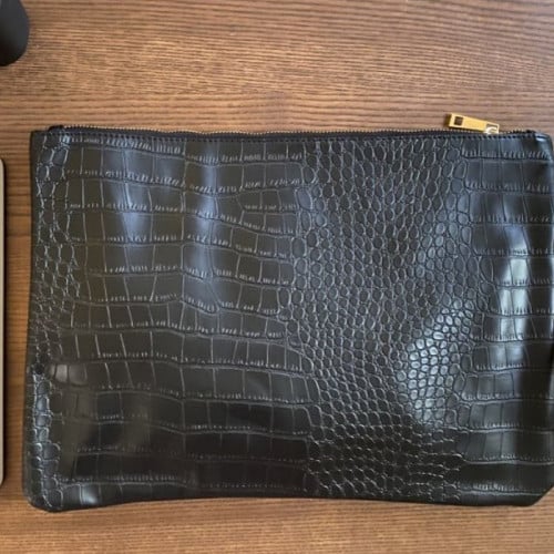 شنطه باوتش حجم وسط بجلد اسود مطفي