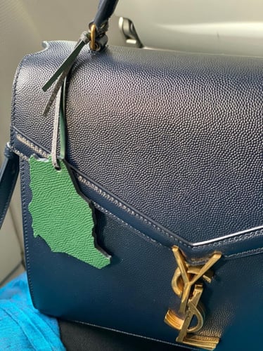 شعار المملكه من الجلد - تعليقه