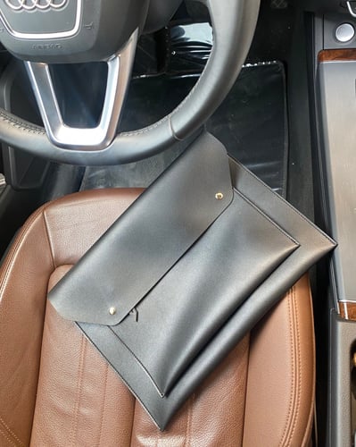 شنطه اعمال بجلد اسود/ بيج