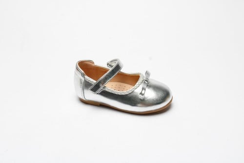 حذاء باللون الفضي